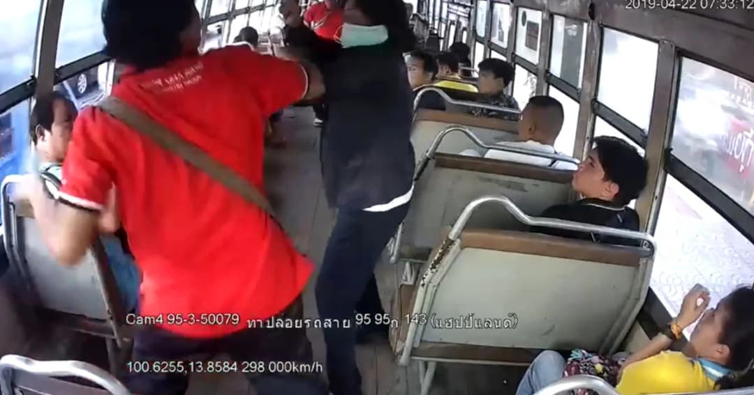 ตบกระเป๋ารถ ไม่พอใจถูกทวงค่ารถเมล์เพิ่มตามอัตราใหม่