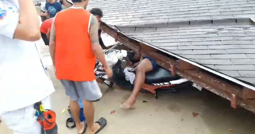 พายุพัดศาลาทับเด็กชายอายุ 14 ปี ที่กลับเข้าไปเอารถ จยย.