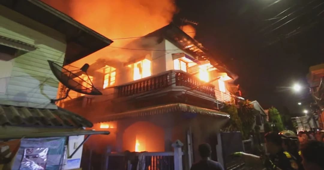 หนีตายวุ่น! ไฟไหม้ชุมชนซอยกรุงเทพกรีฑา 26 เผาบ้านวอด 6 หลัง