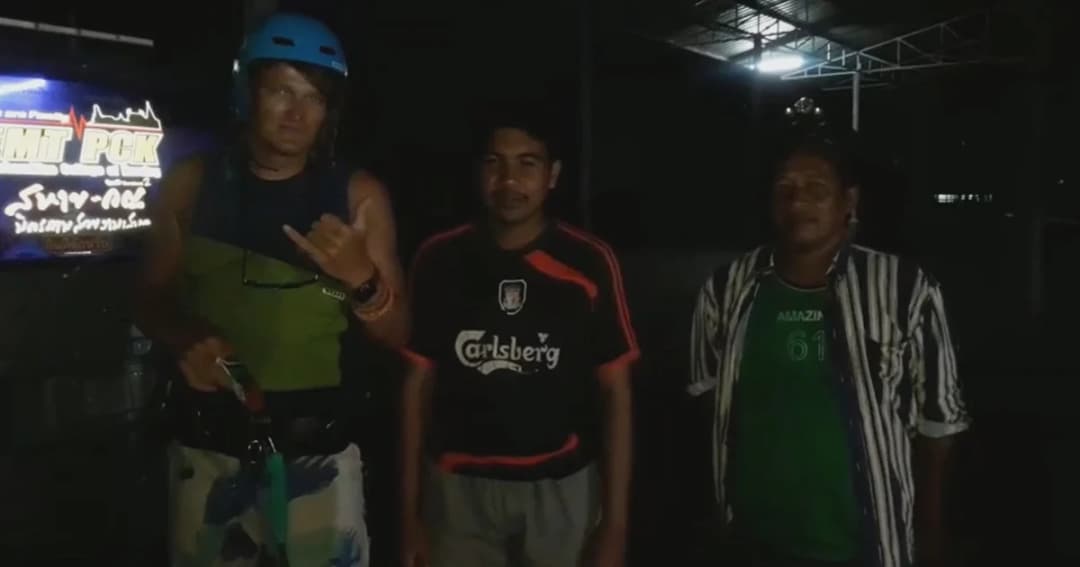 เรือประมงชะอำช่วยนักกีฬาไคท์เซิร์ฟ พลัดตกกลางทะเล ลอยคอทั้งคืน