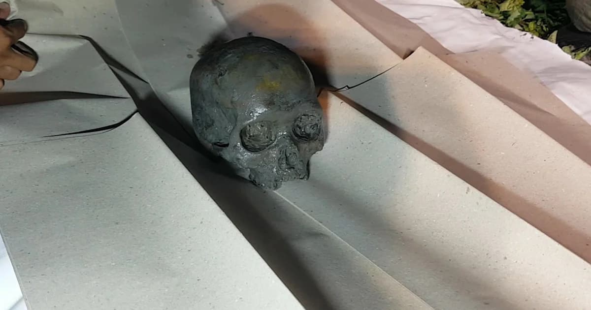 หนุ่มใหญ่ผงะ ขุดบ่อปลาเอาน้ำไปใช้ ดันเจอหัวกระโหลกฝังดิน