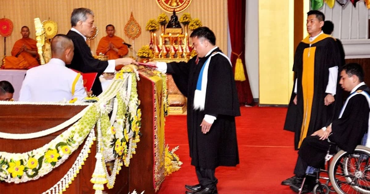 เปิดใจ ริน-ชมพู่ บัณฑิตพิการ ผู้สามารถคว้าปริญญาจากรั้วธรรมศาสตร์ได้สำเร็จ