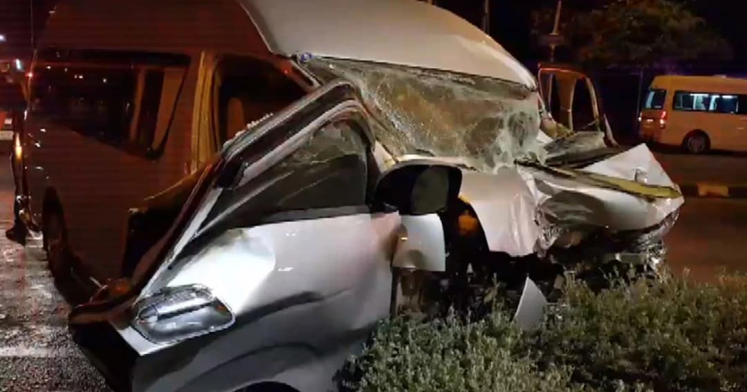 พังยับ! รถตู้กลับจากงานศพประสานงารถพ่วง เจ็บ 6 ราย