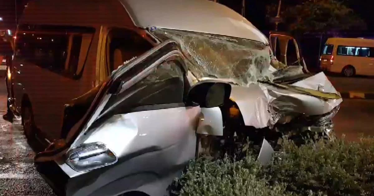 พังยับ! รถตู้กลับจากงานศพประสานงารถพ่วง เจ็บ 6 ราย