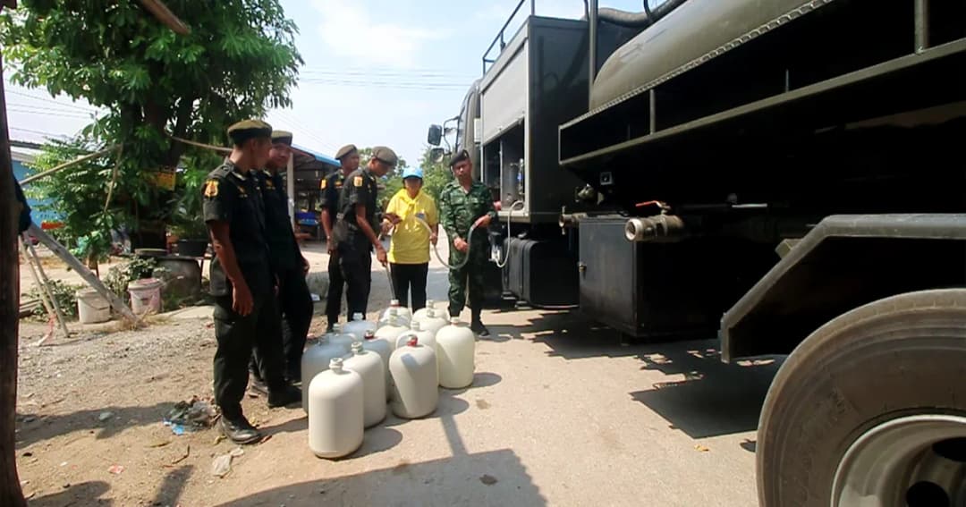 ทหารค่ายจิระประวัติลงพื้นที่ช่วยชาวนครสวรรค์ แจกน้ำประปาบรรเทาภัยแล้ง