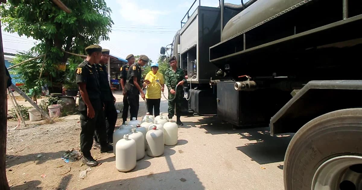 ทหารค่ายจิระประวัติลงพื้นที่ช่วยชาวนครสวรรค์ แจกน้ำประปาบรรเทาภัยแล้ง