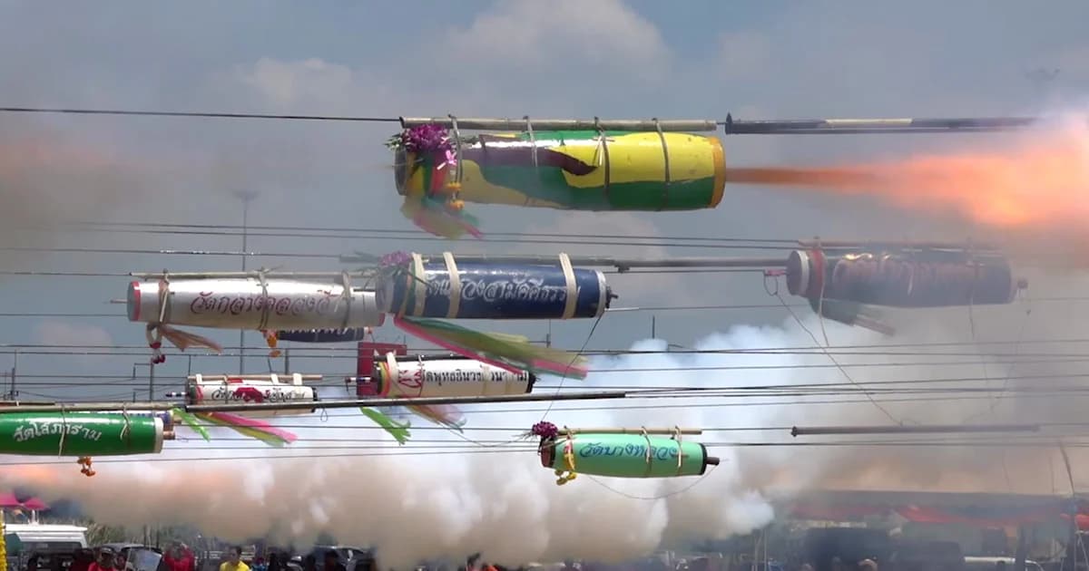 จุด ‘ลูกหนู จรวดมอญ’ ประเพณีโบราณที่ชาวปทุมธานีร่วมกันอนุรักษ์ไว้