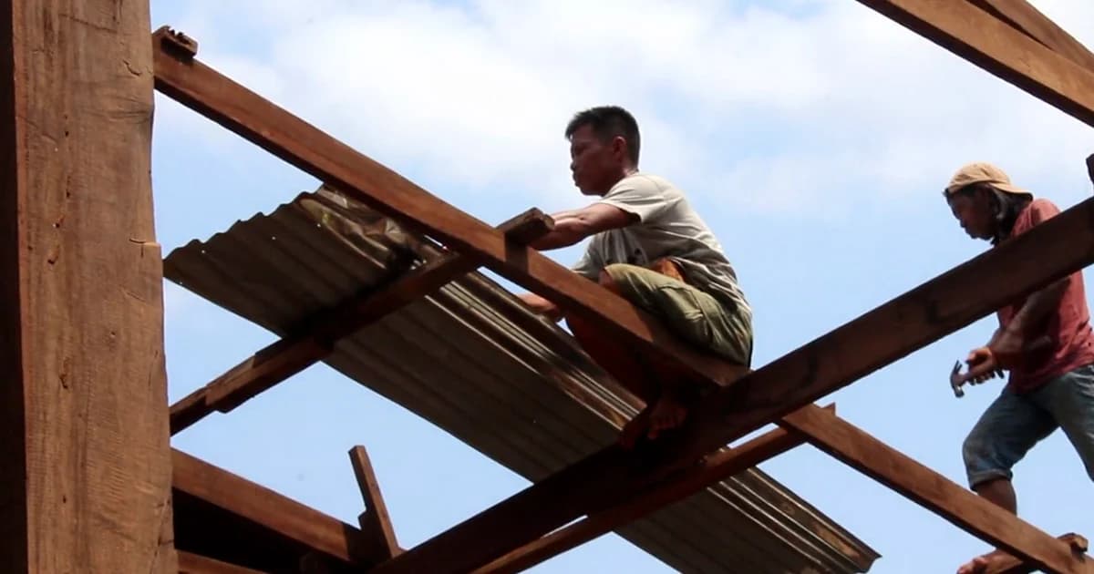 ชาวโคราชเร่งซ่อมแซมบ้านเรือน หวั่นโดนพายุฤดูร้อนถล่มซ้ำ