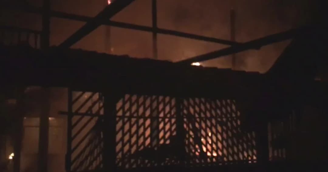 หนีตายกลางดึก! ไฟไหม้บ้านไม้ปทุมธานีวอดทั้งหลัง หวิดโดนคลอก