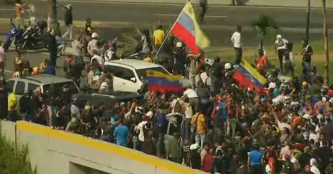 ประท้วงเวเนซูเอลาเดือด เผยนาทีรถหุ้มเกราะพุ่งใส่ผู้ชุมนุม