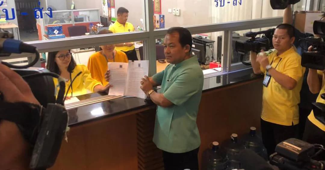 “ศรีสุวรรณ” ยื่น กกต.เอาผิด พปชร.-เพื่อไทย ถือหุ้นสื่อ