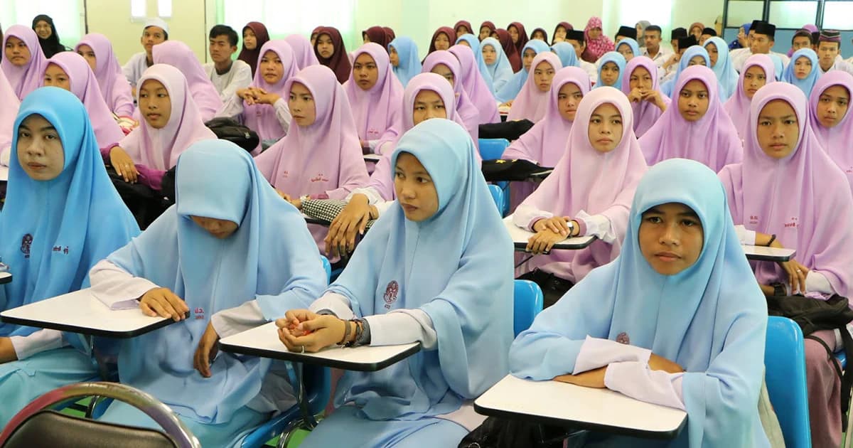 นายกฯ กำชับเร่งพัฒนาการศึกษาจังหวัดชายแดนใต้