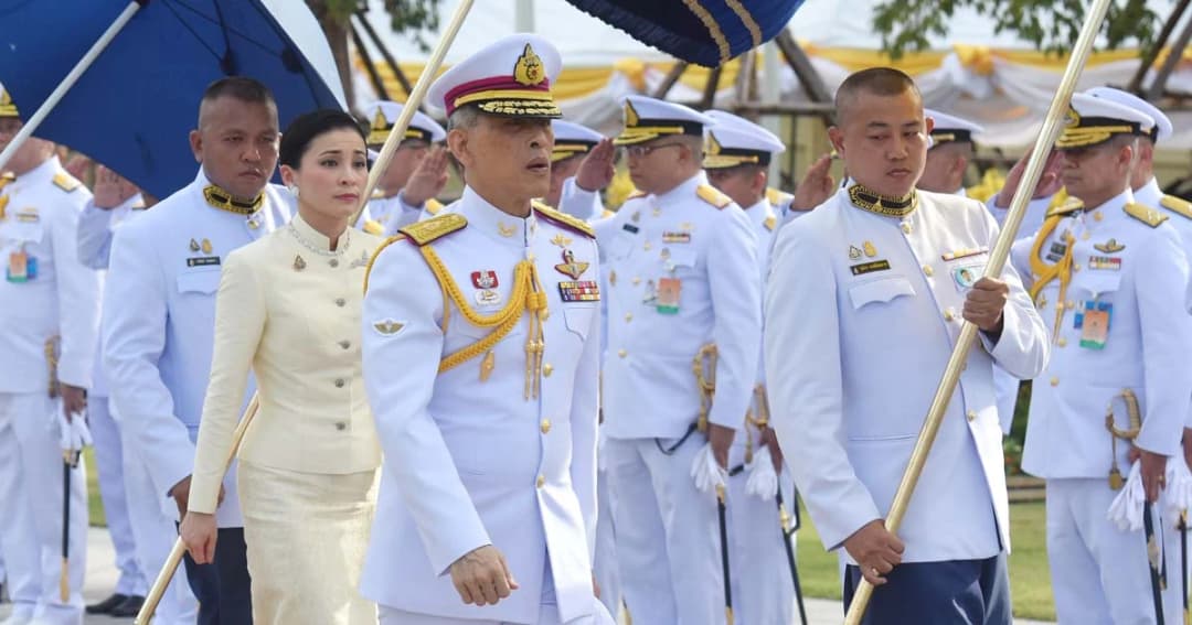 ประมวลภาพ ในหลวง-สมเด็จพระราชินี เสด็จฯถวายราชสักการะพระบรมราชานุสรณ์ ร.1และร.5