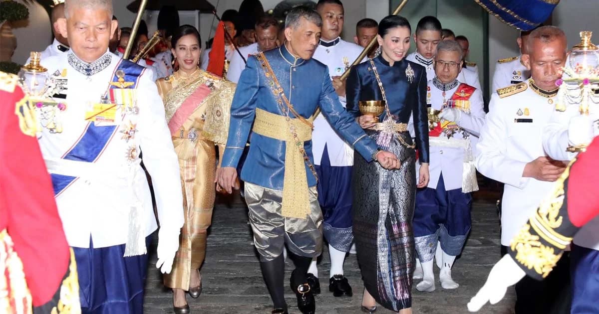 ในหลวง ทรงประกอบพระราชพิธีเฉลิมพระราชมณเฑียร บรรทมเหนือพระแท่นราชบรรจถรณ์