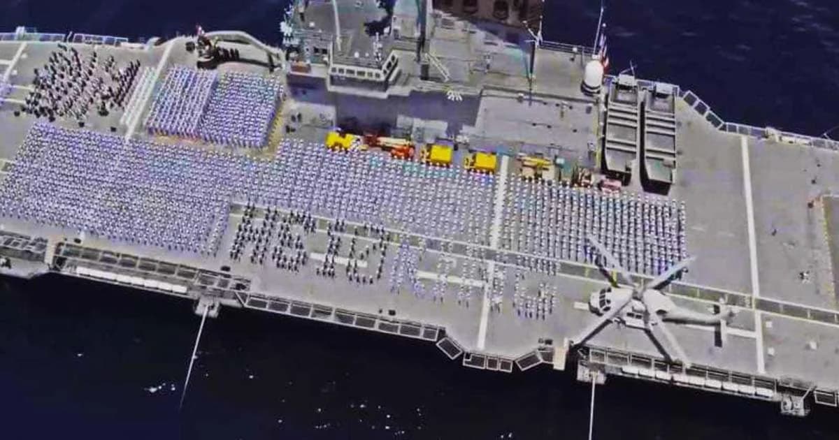 ‘สดุดีจอมราชา’ ราชนาวีแปรอักษร ‘HS10 KING’ บนดาดฟ้าเรือหลวงจักรีนฤเบศร