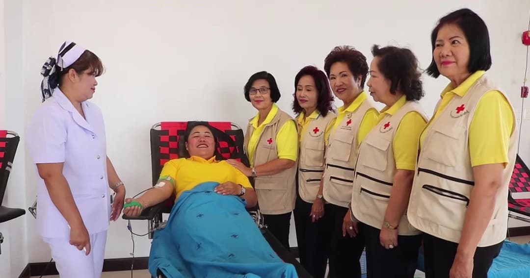 ชาวกาฬสินธุ์ร่วมถวายราชสักการะชมถ่ายทอดสด เหล่ากาชาดรับบริจาคโลหิต