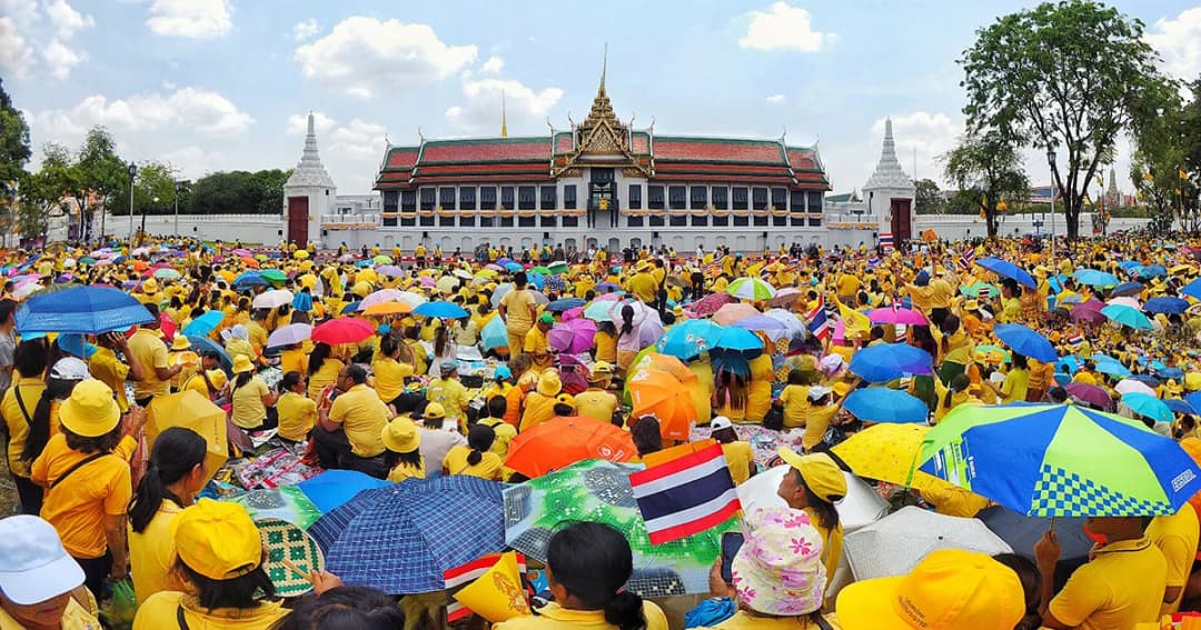 ประชาชนพร้อมใจรอเฝ้าฯ ถวายพระพร ในหลวงรัชกาลที่10 เสด็จออก ณ สีหบัญชร