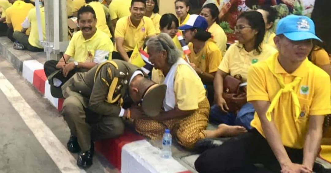 ภาพประทับใจ “ผู้การฯ ตำรวจวัง” ก้มกราบคุณยายรอรับเสด็จฯ