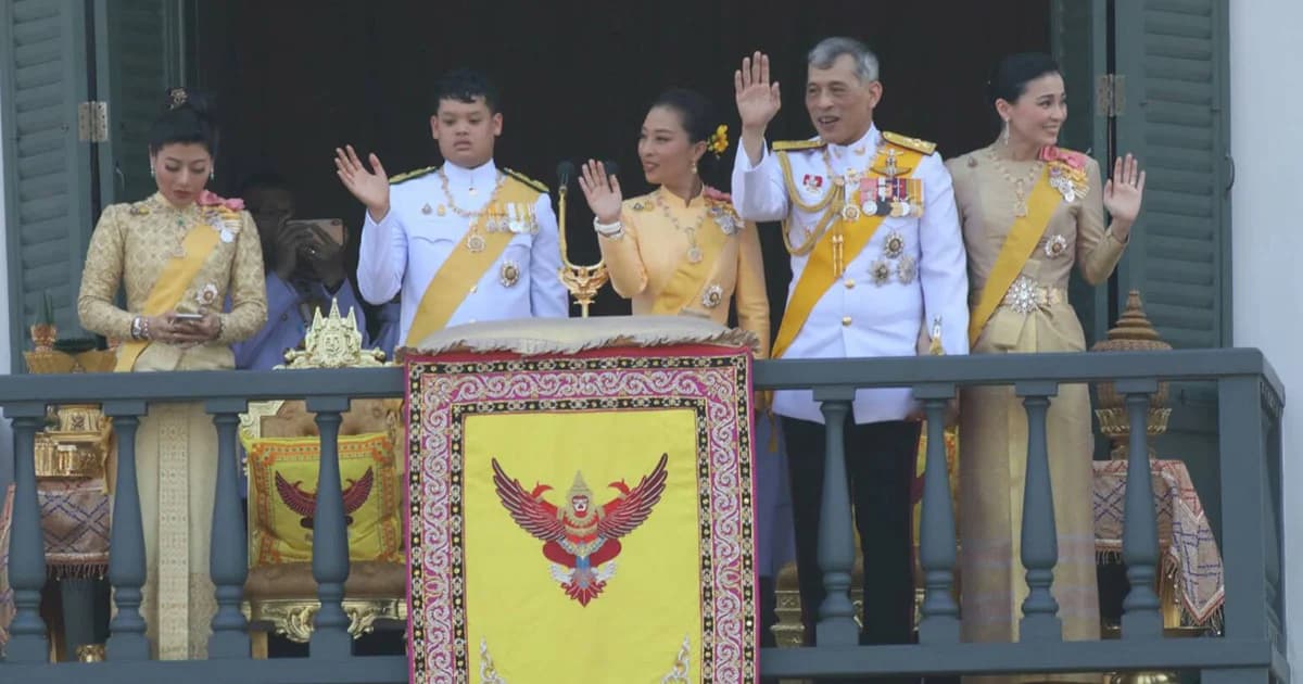 “ทรงพระเจริญ” กึกก้อง “ในหลวงรัชกาลที่ ๑๐” เสด็จออกสีหบัญชรพระที่นั่งสุทไธสวรรย์ปราสาท