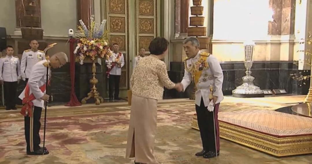 คณะทูตถวายพระพรชัยมงคล ในหลวงรัชกาลที่ 10