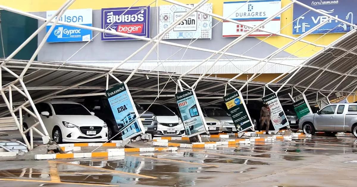 พายุฤดูร้อนพัดใส่เมืองโคราช หลังคาที่จอดรถห้างถล่ม