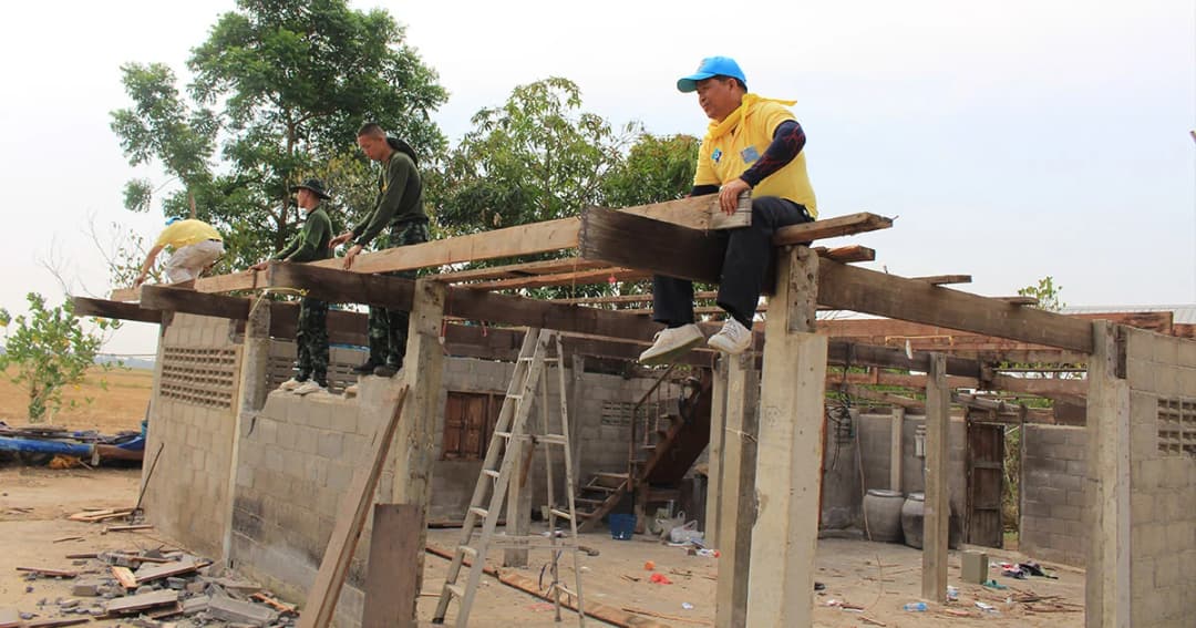 รองผู้ว่าฯนครสวรรค์ลงพื้นที่เร่งช่วยชาวบ้าน หลังถูกพายุถล่มบ้านพังเสียหาย