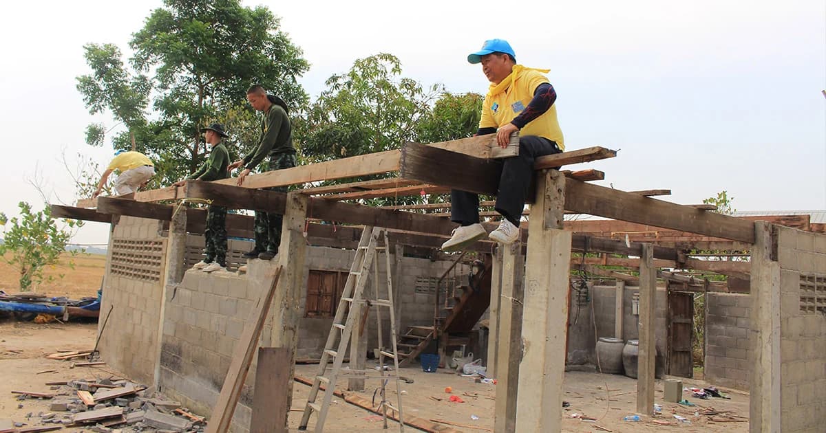 รองผู้ว่าฯนครสวรรค์ลงพื้นที่เร่งช่วยชาวบ้าน หลังถูกพายุถล่มบ้านพังเสียหาย