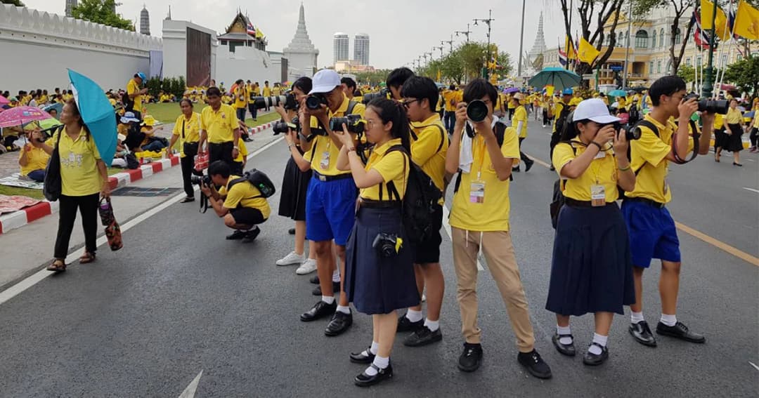 ไม่หวั่นดราม่าอวดรวย! ช่างภาพเยาวชนจิตอาสาฯ เดินหน้าถ่ายภาพฟรีปชช. งานพระราชพิธีฯ