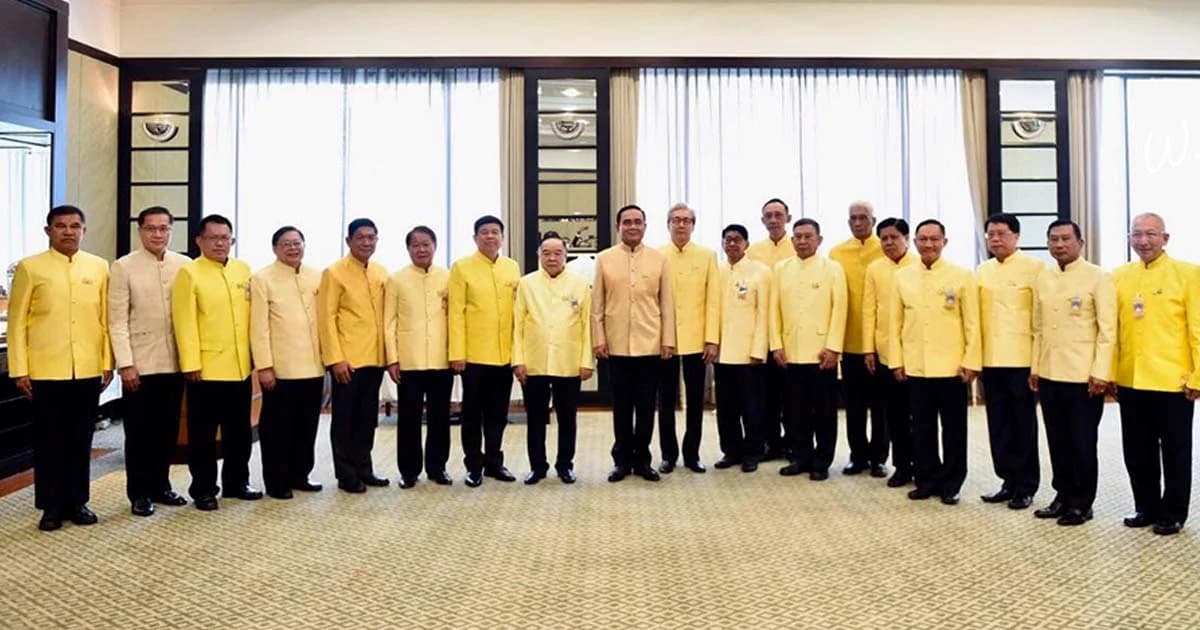 นายกฯ ถ่ายรูปกับรัฐมนตรีที่ลาออก 15 คน