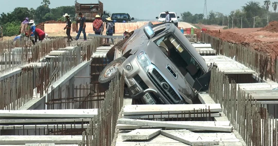 กระบะตกร่องมอเตอร์เวย์ ที่กำลังก่อสร้าง ยินยอมชดใช้ค่าเสียหาย