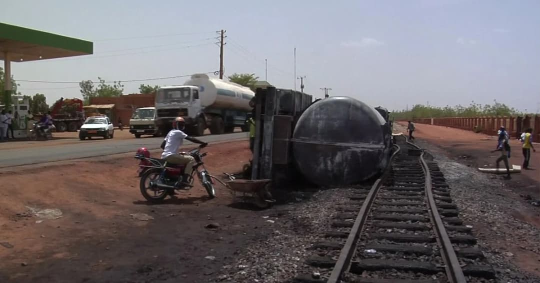 รถบรรทุกน้ำมันคว่ำประเทศไนเจอร์ ชาวบ้านแห่ตักน้ำมัน เกิดระเบิดตาย 58 ศพ