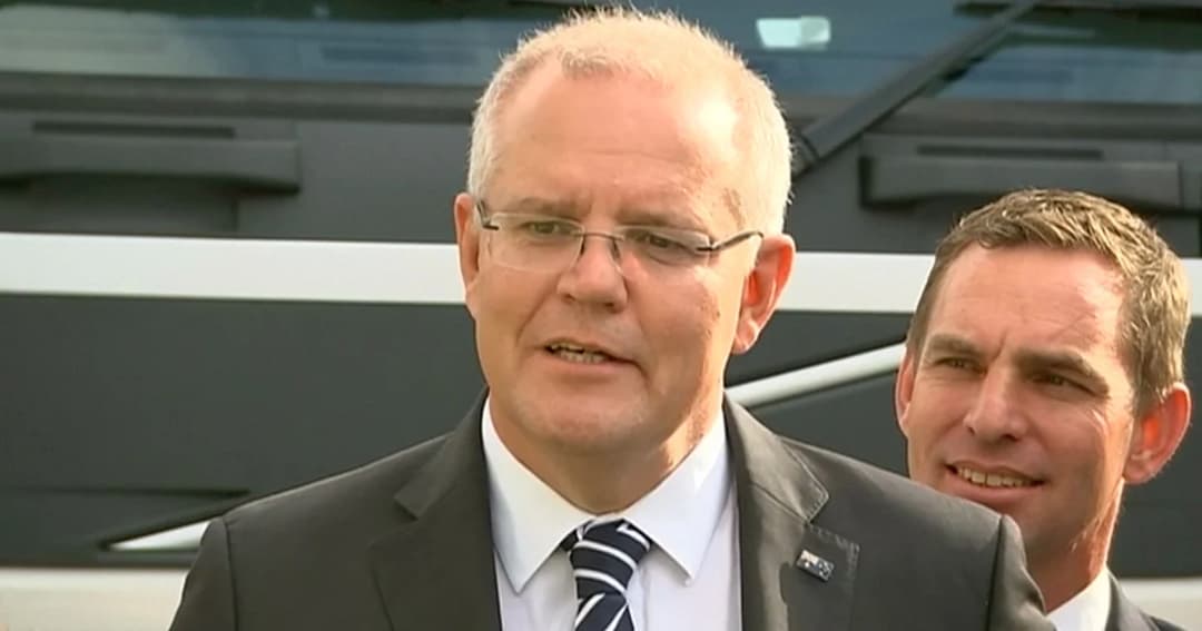 นายกฯ ออสเตรเลีย ถูกสมาชิกกลุ่มรักสัตว์บุกปาไข่ไก่ใส่หัว