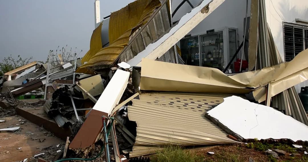 อุตรดิตถ์อ่วม! พายุฤดูร้อนถล่ม หญิงท้อง 3 เดือนหนีตายคานบ้านทับ เสียหายกว่า 480 หลัง