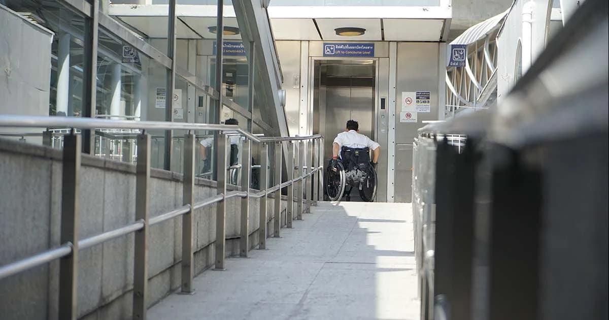 “ไม่ต้องสงสาร แต่ต้องเข้าใจ” ฉุกสังคมคิดกรณีคนแย่งขึ้นลิฟท์ผู้พิการ