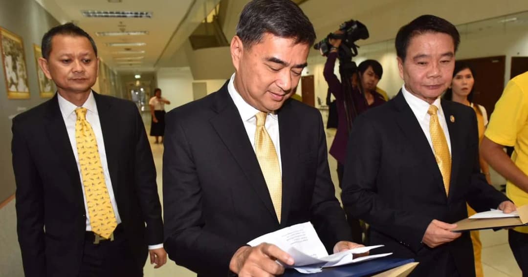 “อภิสิทธิ์” รับใบรับรอง ส.ส.บัญชีรายชื่อ แต่ไม่ให้สัมภาษณ์ เพราะไม่ใช่หัวหน้าพรรคแล้ว