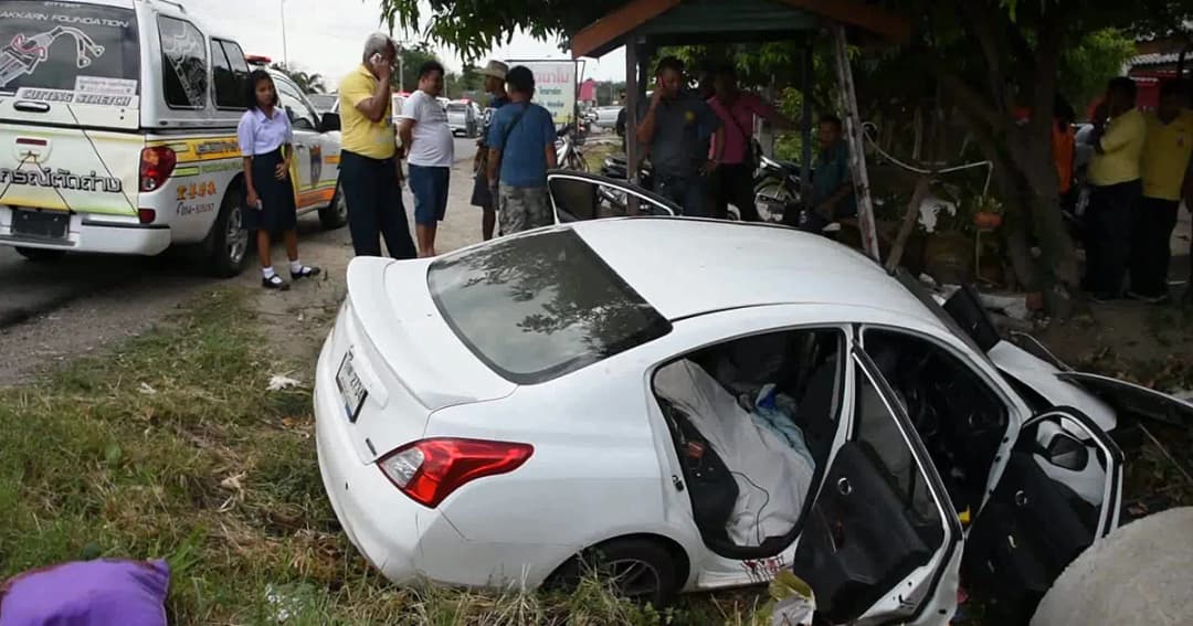 สาวขับรถเก๋งเสียหลักตกข้างถนน เสียชีวิต 1 ราย บาดเจ็บ 6 คน