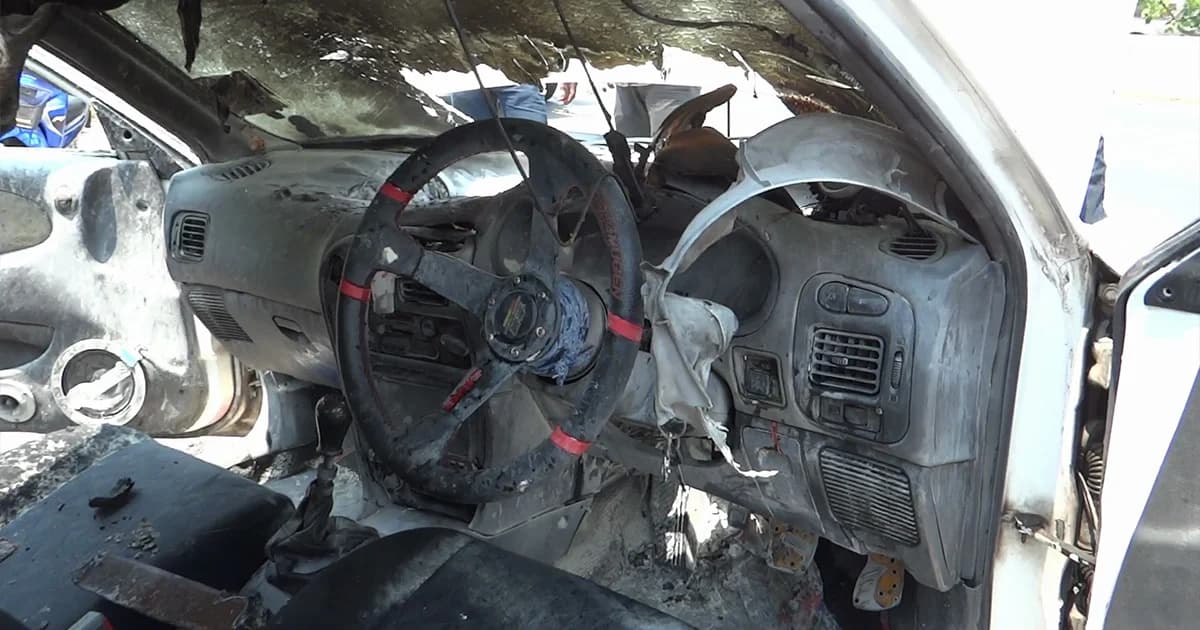 ไฟไหม้รถยนต์พ่อกับแม่พาลูก 6 ขวบหนีออกมาได้ทัน