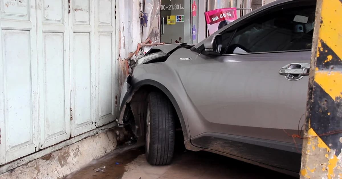 หนุ่มขับเก๋งพุ่งชนร้านเสริมความงาม ท่อประปาน้ำแตกกระจาย