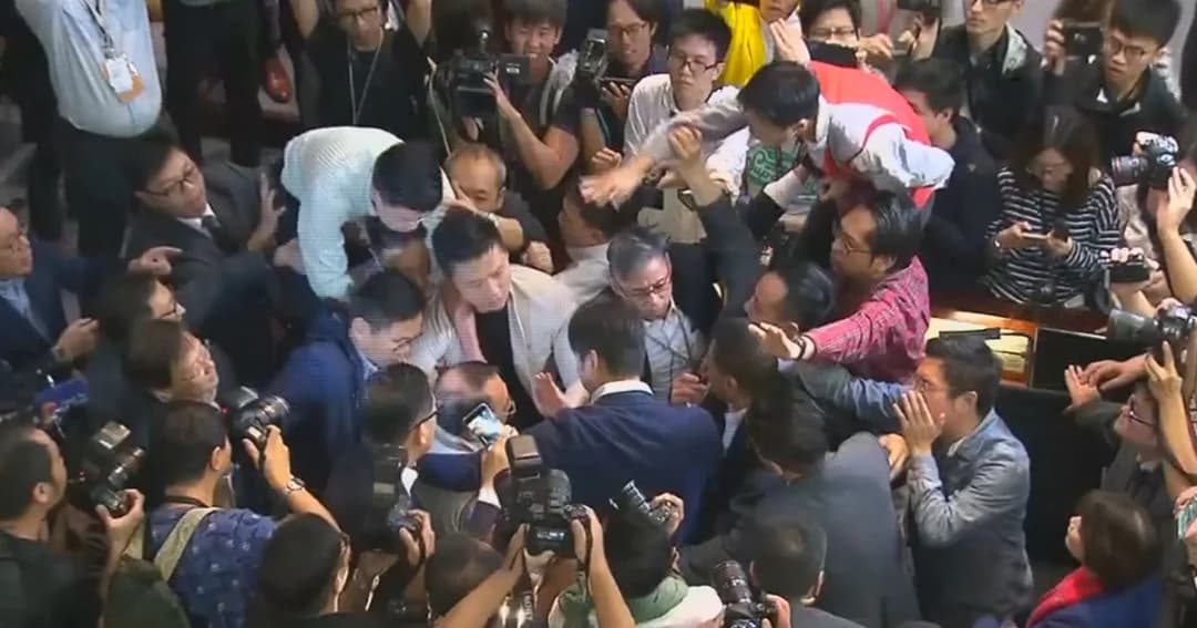 ส.ส.ฮ่องกงวางมวยกลางห้องประชุม ปมกฎหมายส่งผู้ต้องสงสัยให้จีน
