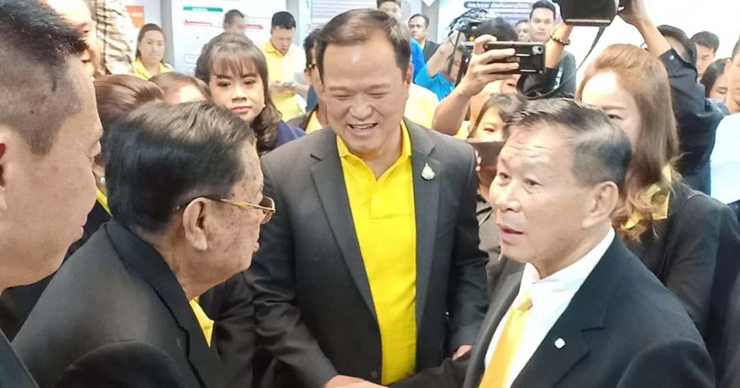 “เสรีพิศุทธ์” จีบต่อหน้าสื่อ ชวนอนุทินเป็นนายกฯ “เสี่ยหนู” หนักแน่นย้ำยังไม่เลือกใคร