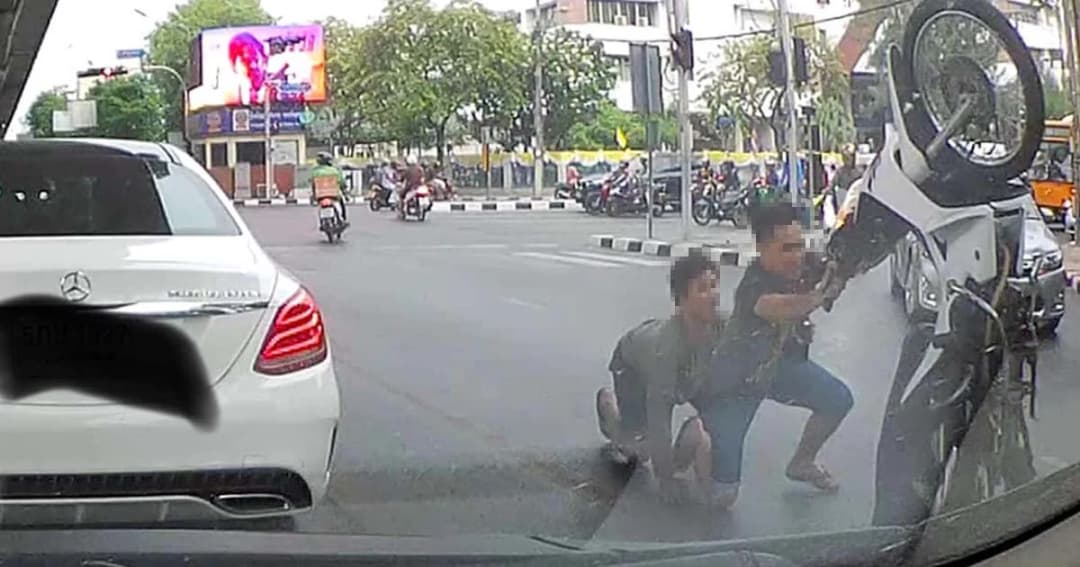 ชนแล้วหนี! 2 โจ๋โชว์ยกล้อจยย.กลางแยก พลาดพุ่งชนเก๋งจอดติดไฟแดง