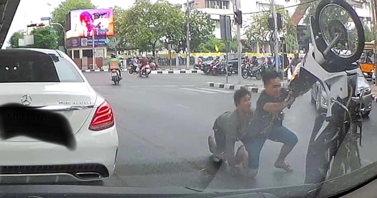 ชนแล้วหนี! 2 โจ๋โชว์ยกล้อจยย.กลางแยก พลาดพุ่งชนเก๋งจอดติดไฟแดง