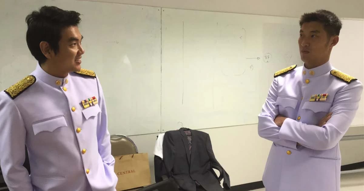 “ธนาธร” โหนรถเมล์พา 80 ส.ส.รายงานตัวสภา ลั่นขอสู้ต่อยับยั้งสืบทอดอำนาจคสช.