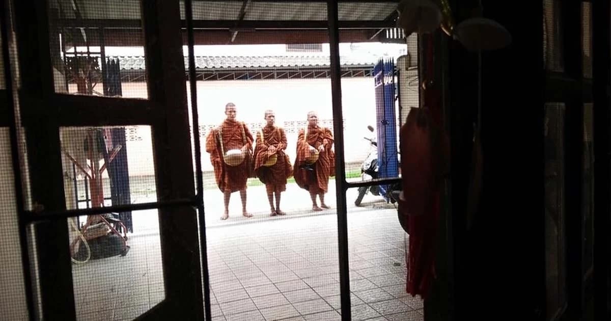 จับแล้ว 3 พระสงฆ์ยืนกดดันให้โยมใส่บาตร พบเป็นต่างด้าว