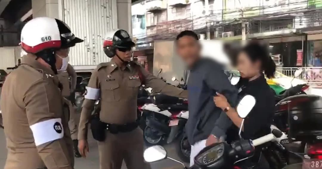 หนุ่มหัวร้อนถูกจับไม่พกใบขับขี่ ด่ากราดตำรวจ “จะตบให้ดาวกระเด็น” แถพูดลอยๆ