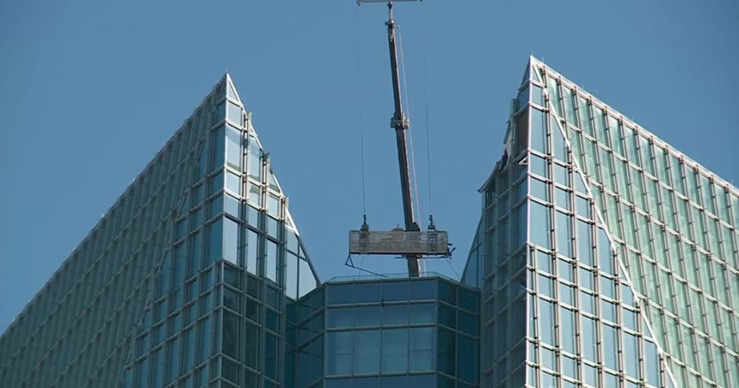 2 พนักงานเช็ดกระจกตึกสูงในสหรัฐฯ สลิงกระเช้าหลุด