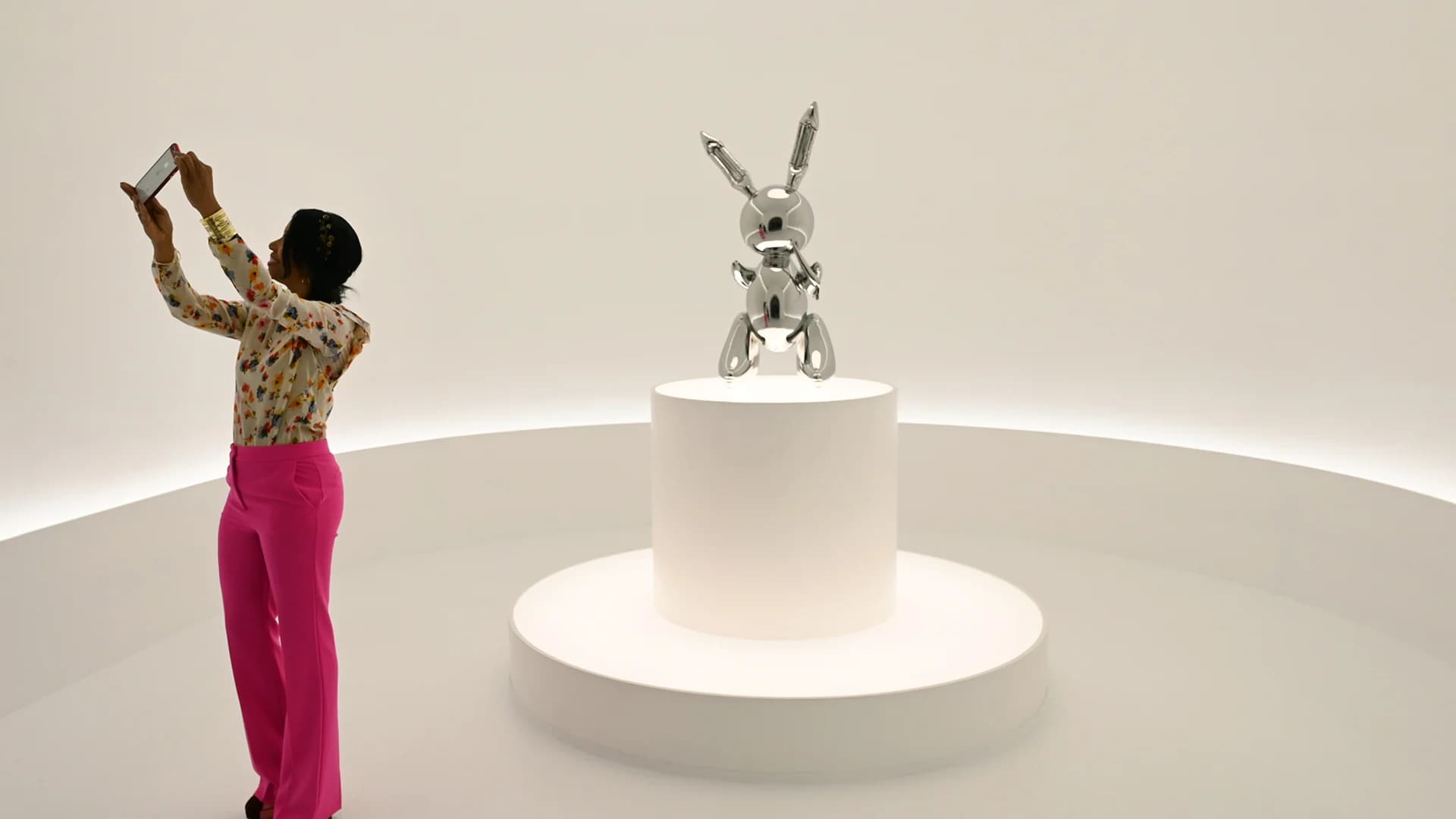 ประติมากรรมทรงกระต่าย ถูกประมูลไปด้วยราคากว่า 2,800 ล้านบาท