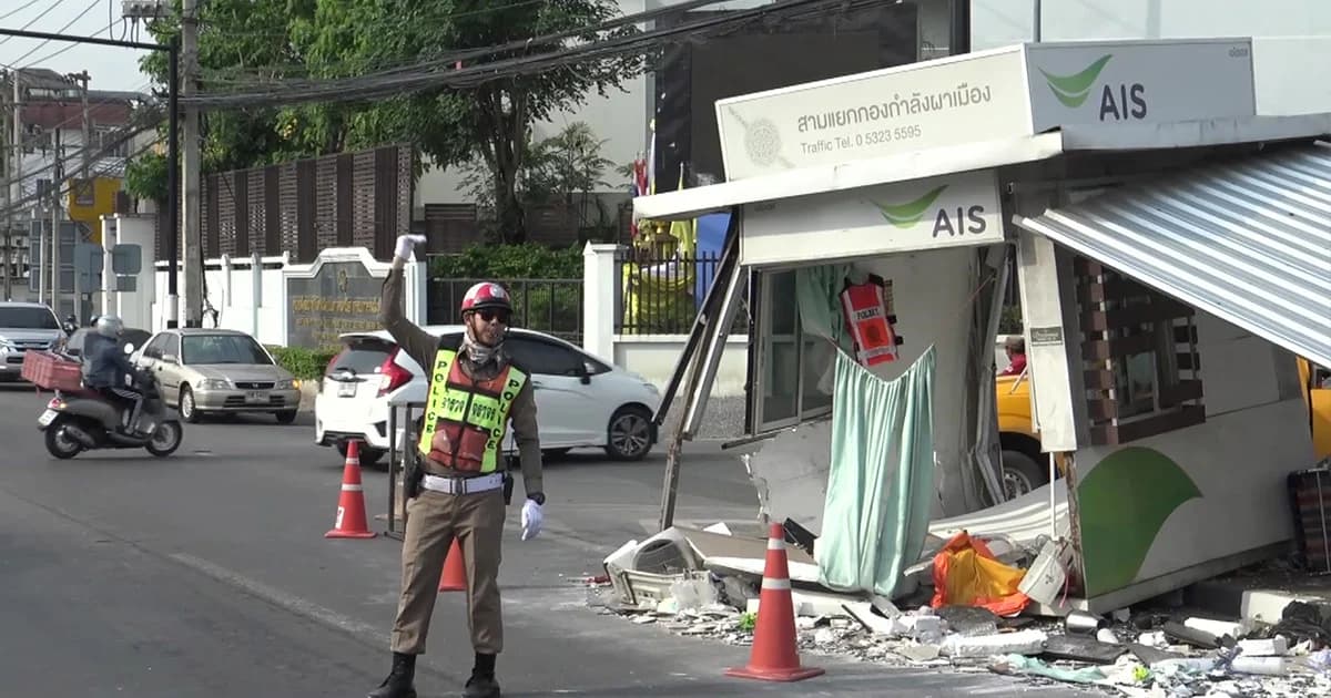 หนุ่มขับเก๋งหลับในซิ่งชนป้อมตร. ทะลุโผล่อีกฝั่ง