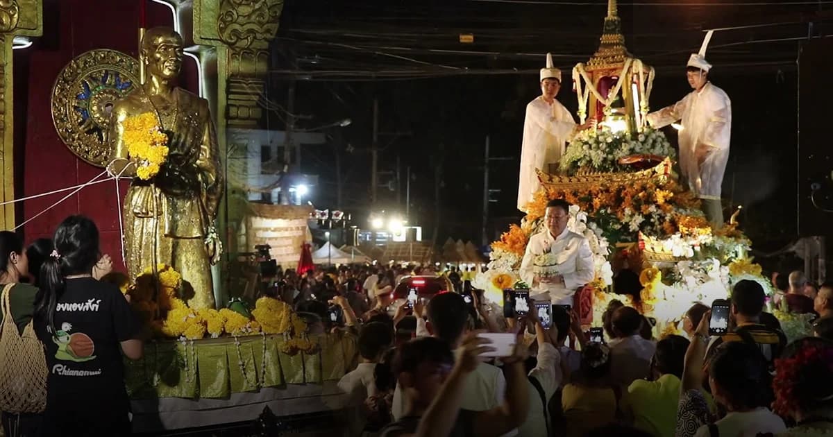 ศรัทธานับหมื่นคน ร่วมประเพณี “ไหว้สาป๋ารมี เตียวขึ้นดอยสุเทพ” เนื่องในวันวิสาขบูชา