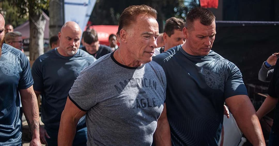 “อาร์โนลด์” ชิลล์ๆ โดนชายโดดถีบขาคู่ กลางงานกีฬาในแอฟริกาใต้